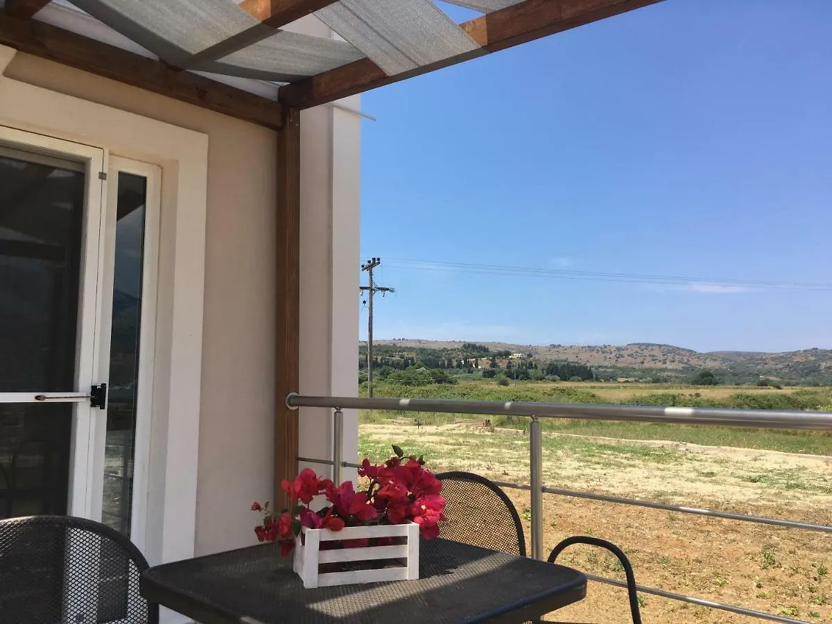 Daphne'S Boutique Apartments Livadhion