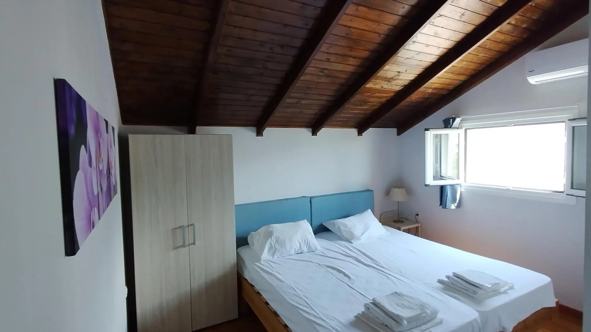 Daphne'S Boutique Apartments Livadhion