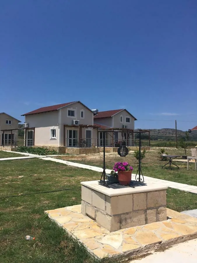 Daphne'S Boutique Apartments Livadhion